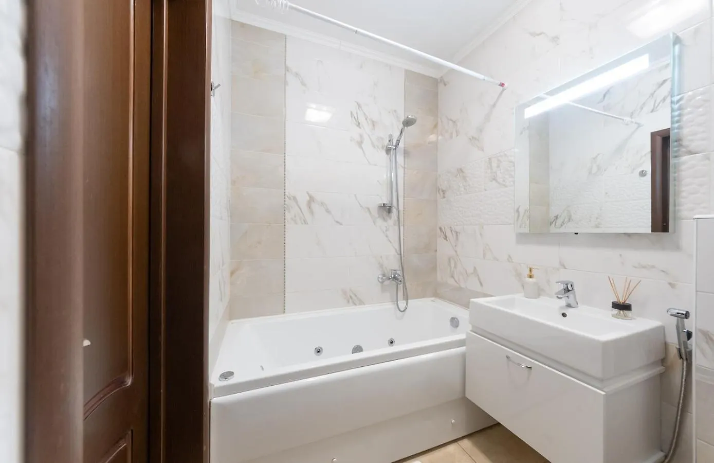 Apartment On Akhmatovoyi 32/18 كييف
